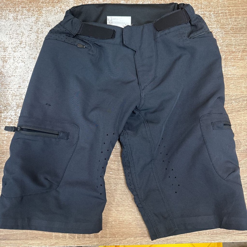 Leatt- youth cycling shorts- MSRP $70: Black -children-SM Y